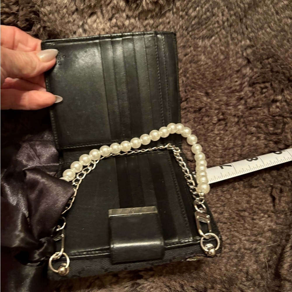Elegant Black and Red Floral Women's Gucci wristlet - Picture 10 of 11